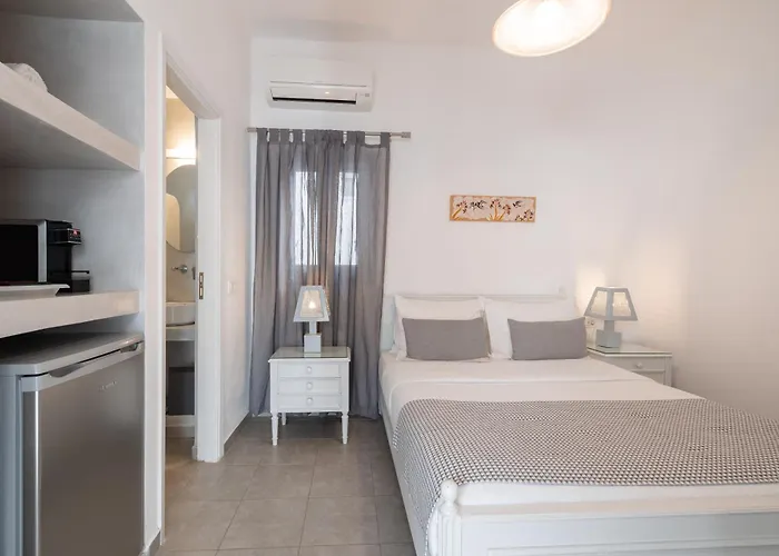 Akrotiri Hotel
