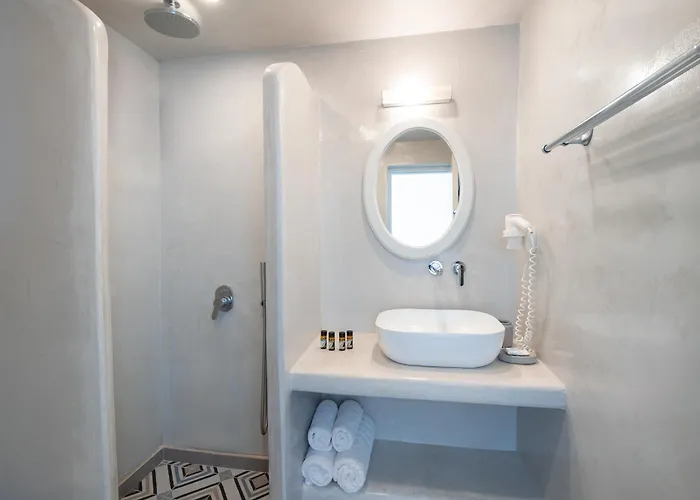 Akrotiri Hotel