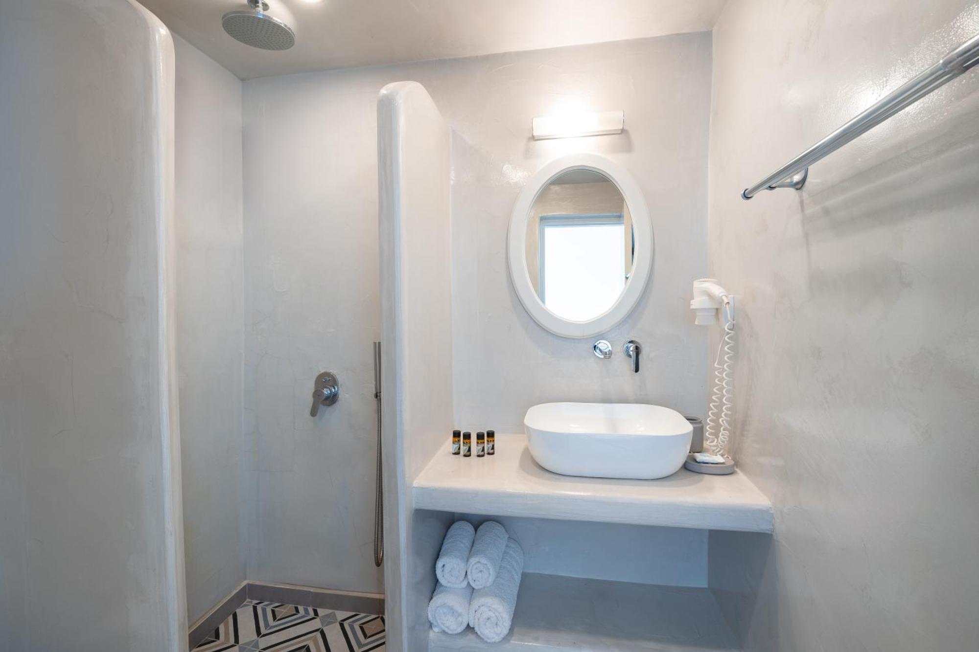 Akrotiri Hotel