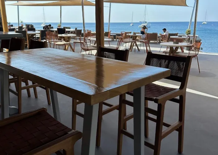 Akrotiri Hotel